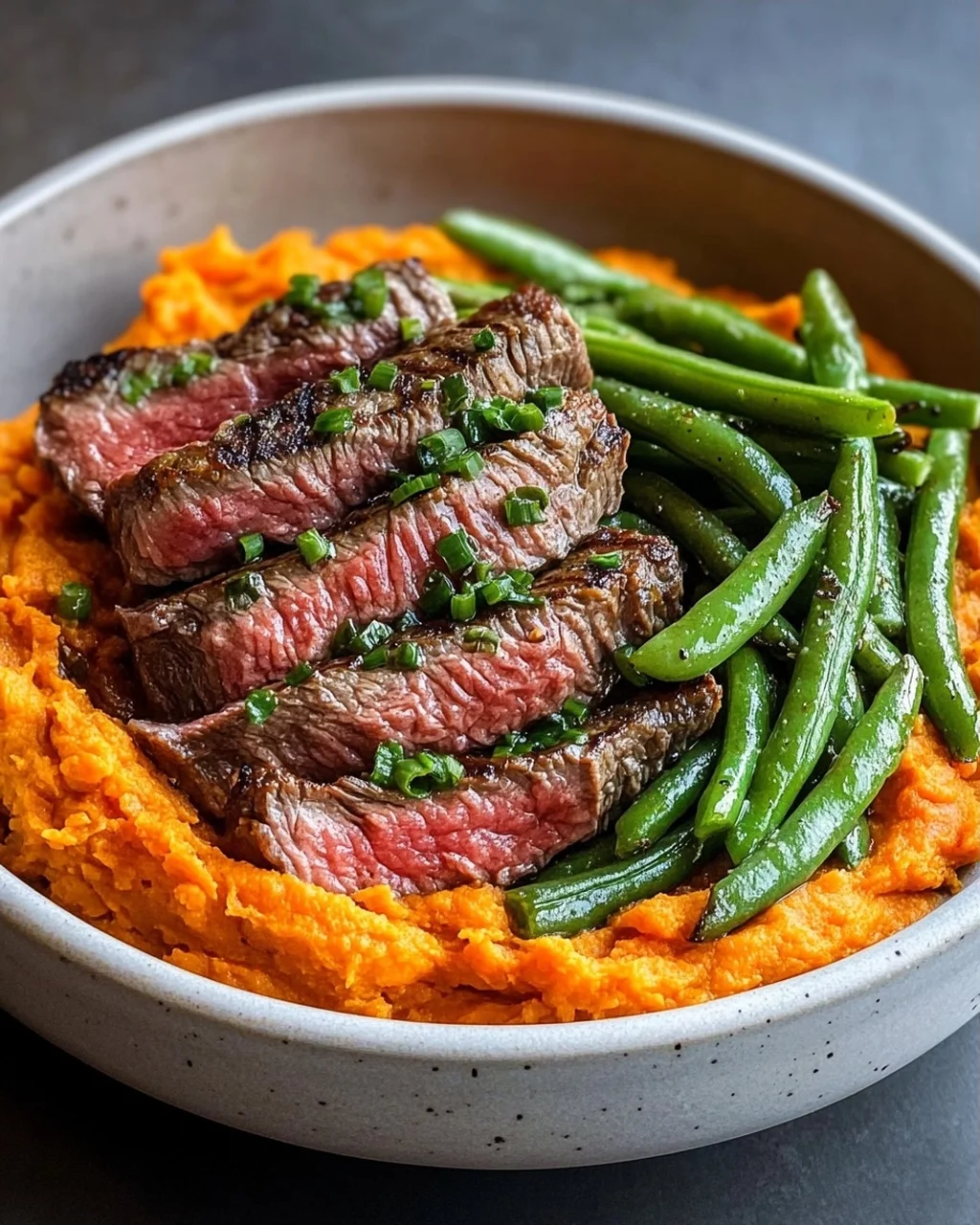 Leckere Steak Bowl mit Süßkartoffelpüree und grünen Bohnen