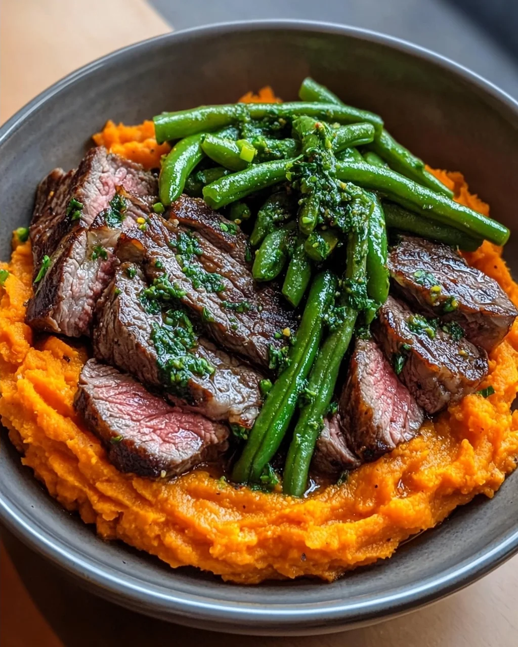Leckere Steak Bowl mit Süßkartoffelpüree und grünen Bohnen