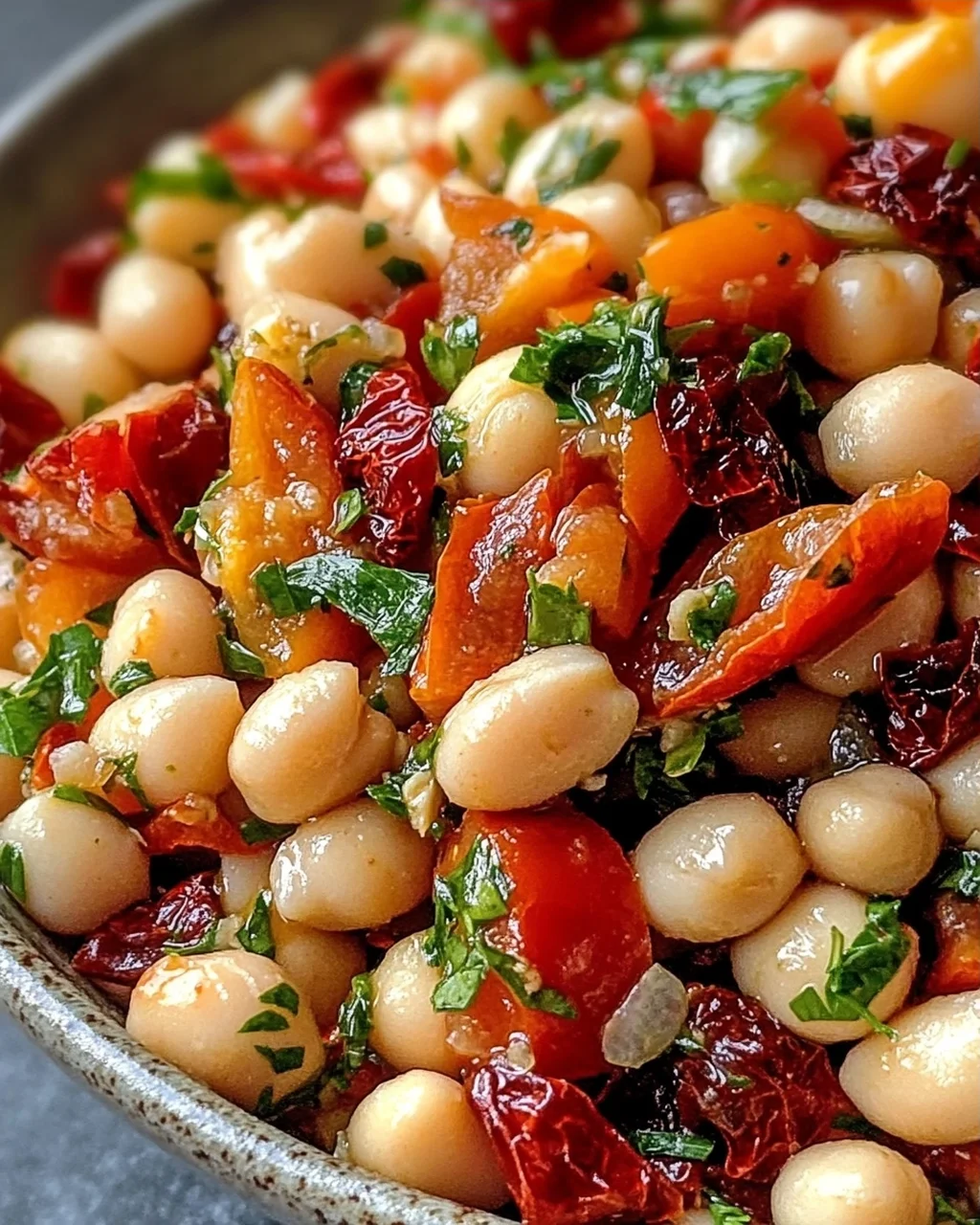 Marinierter getrockneter Tomaten-Bohnen-Salat