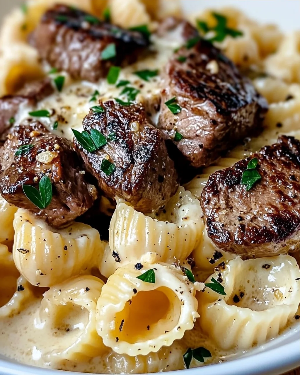 Steak Bites und Muschelnudeln in Knoblauchbutter-Alfredo-Sauce