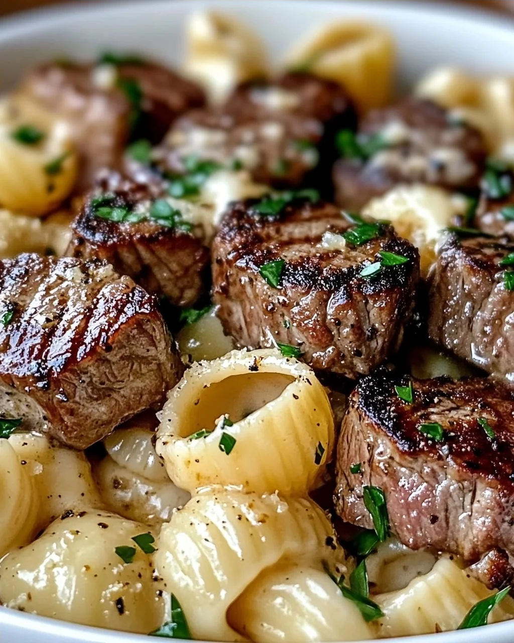Steak Bites und Muschelnudeln in Knoblauchbutter-Alfredo-Sauce